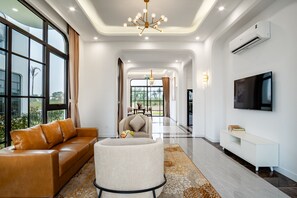 Lake Villa (8BR) | Wohnzimmer