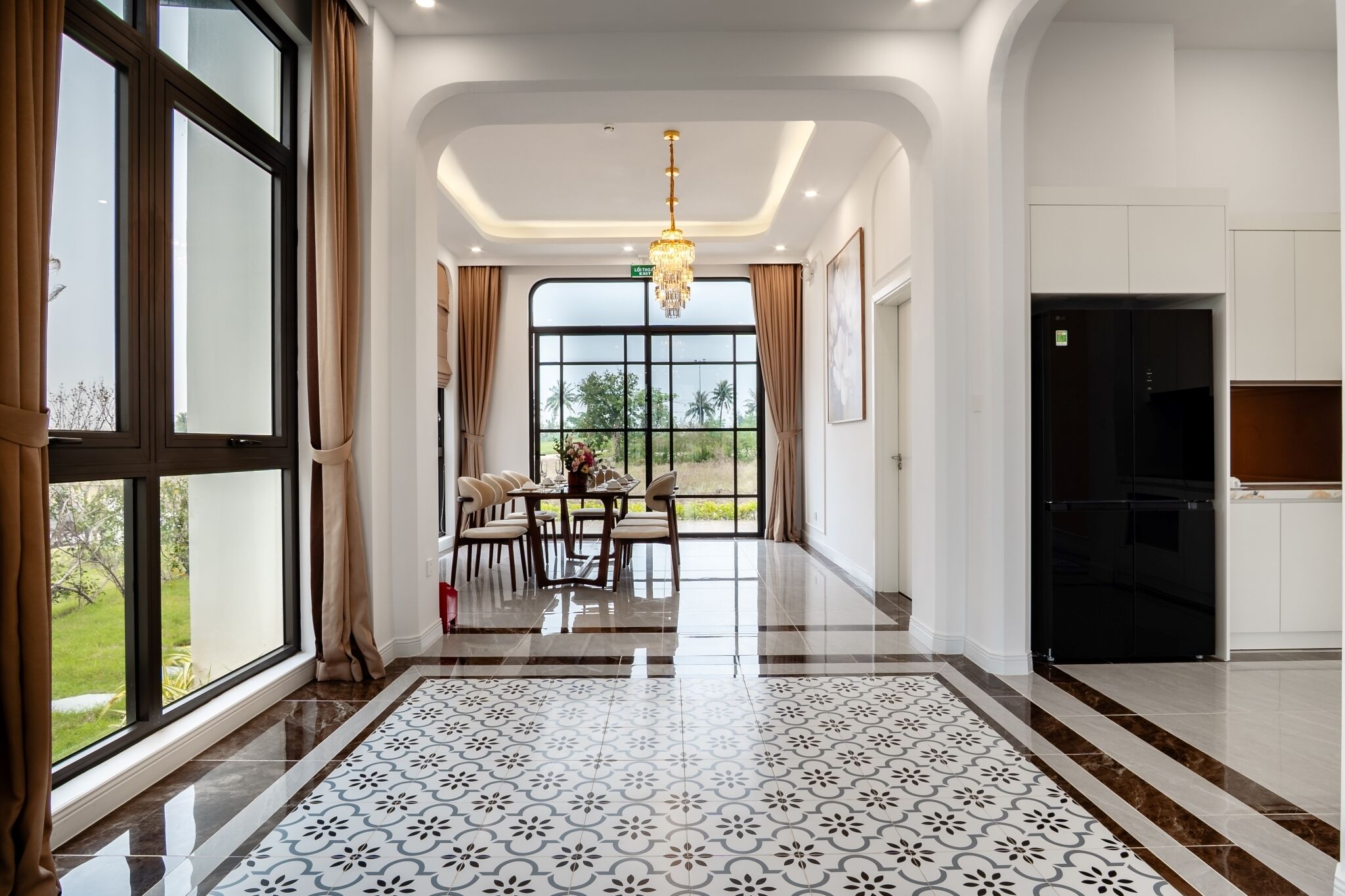 Lake Villa (8BR) | Ruang makan