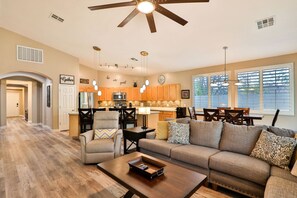 TV connectée, cheminée, chaîne hi-fi