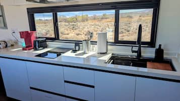 Refrigerador, microondas, parrilla de estufa y cafetera y tetera