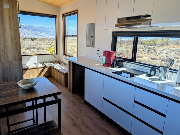 Réfrigérateur, micro-ondes, plaque de cuisson, cafetière/bouilloire