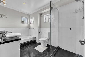 Douche, sèche-cheveux, serviettes fournies, savon