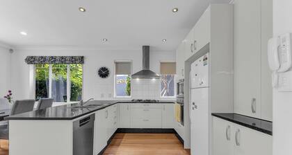 Cozy Home in Epsom
