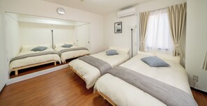 1 bedroom, desk, iron/ironing board, free WiFi - 2minute walk from Osakako Station close to Universal Studios Japan and Kaiyukan Family room with  / Osaka Ōsaka (Osaka)