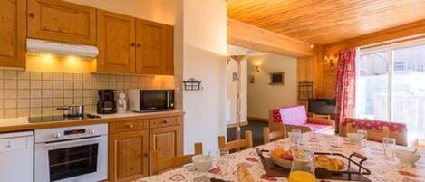 Jääkaappi, mikroaaltouuni, uuni, astianpesukone