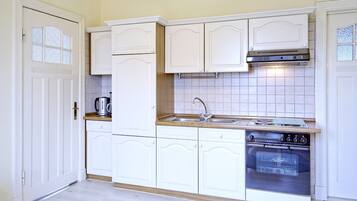 Kühlschrank, Ofen, Herdplatte, Wasserkocher mit Kaffee-/Teezubehör