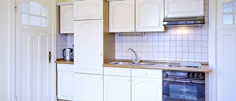 Fridge, oven, stovetop, coffee/tea maker