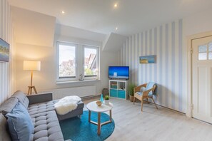 TV - Apartment 'Möwe' with Shared Terrace, Shared Garden and Wi-Fi (Lübeck Travemünde)