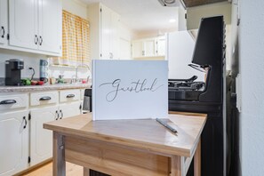 Fridge, microwave, oven, stovetop - Big Private Hill Country Oasis - Ideal for Groups / Family Getaways (Leander)