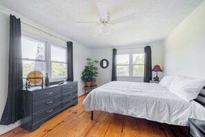 3 bedrooms, desk, iron/ironing board, free WiFi - Big Private Hill Country Oasis - Ideal for Groups / Family Getaways (Leander)