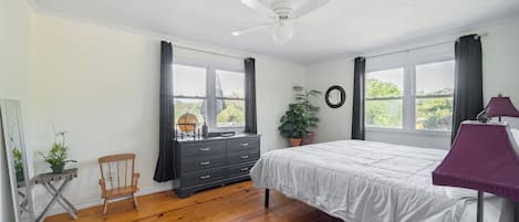 3 habitaciones, escritorio, tabla de planchar con plancha y wifi gratis