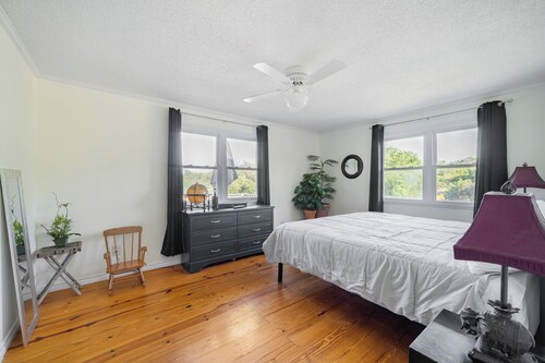 Big Private Hill Country Oasis - Ideal for Groups / Family Getaways