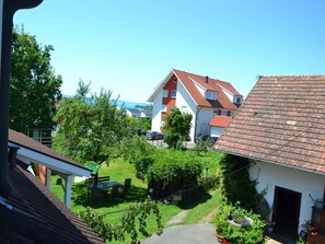 A residential area with houses, a garden, and a clear sky. - Studio 'Kirsche' with Shared Garden, Balcony and Wi-Fi (Kressbronn am Bodensee)