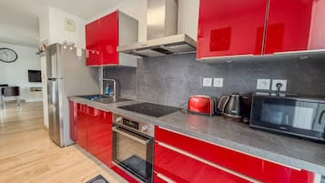 Kühlschrank, Geschirrspüler, Kochgeschirr/Geschirr/Besteck