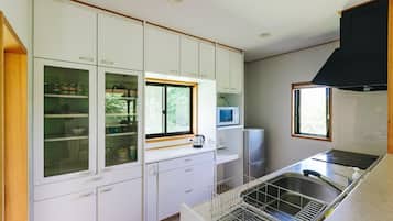 Geladeira, micro-ondas, cooktop, talheres/pratos/utensílios de cozinha
