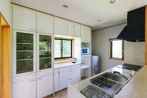 Geladeira, micro-ondas, cooktop, talheres/pratos/utensílios de cozinha