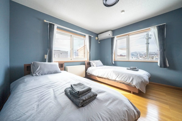 4 bedrooms, iron/ironing board, free WiFi, bed sheets