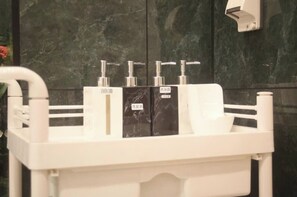 Sèche-cheveux, serviettes fournies