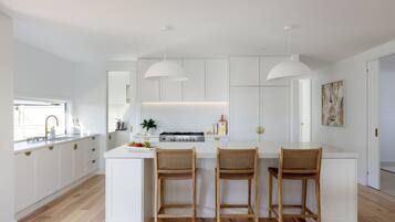 Frigorífico, microondas, horno y placa de cocina