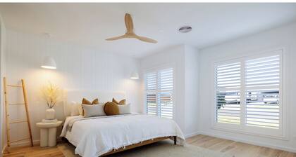 Perfect newly built modern family/large group getaway-outdoor kids playground