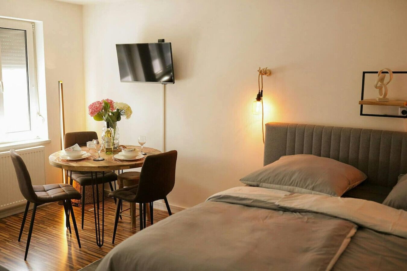 Desk, WiFi, bed sheets