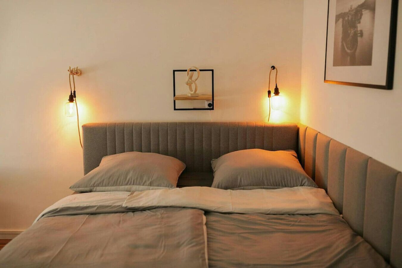 デスク、WiFi、ベッドシーツ