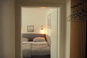 Desk, WiFi, bed sheets