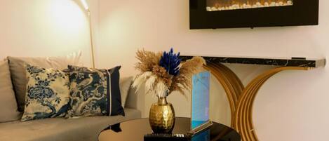 Smart TV, fireplace, books, stereo