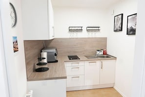 Køleskab, mikrobølgeovn, kogeplade, opvaskemaskine