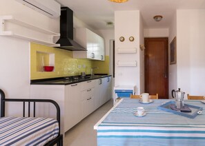 Private kitchen - Elia, three-room apartment in Procchio, completely renovated in 2023, with air conditioning, private (Procchio)