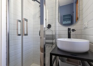 Bathroom - Elia, three-room apartment in Procchio, completely renovated in 2023, with air conditioning, private (Procchio)