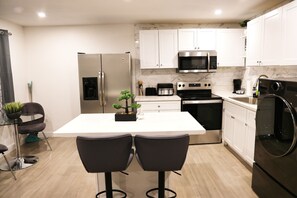 Kjøleskap, mikrobølgeovn, ovn og kokeplater