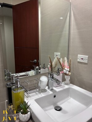 シャワー、ヘアドライヤー、ビデ、タオル