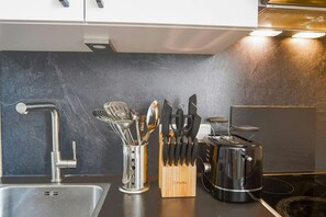 Fridge, microwave, oven, stovetop - 15 Comfort Apartment Passau - Apartment 15 (Passau)