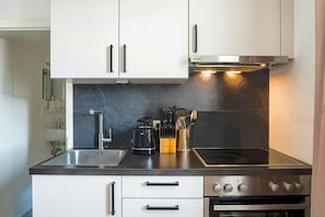 Réfrigérateur, four à micro-ondes, un four, surface de cuisson