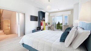 A modern bedroom with a large bed, a wardrobe, a desk, and a balcony with a view. - Villa Priora near Sorrento (Priora)