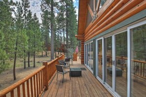 Superior Cabin, Fireplace, Mountain View | Balcony