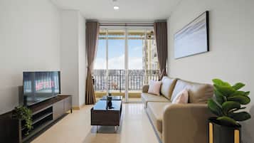 Departamento, 3 habitaciones, vista a la ciudad | Área de sala de estar | Televisión de pantalla plana