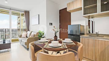Apartment, 3 Bedrooms, City View | Dining room