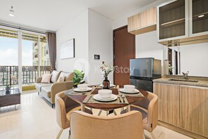 Apartment, 3 Bedrooms, City View | Dining room