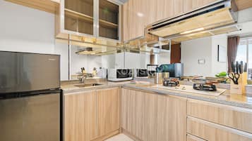 Apartment, 3 Bedrooms, City View | Private kitchen