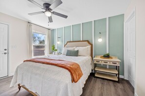 3 bedrooms, desk, iron/ironing board, WiFi - Cozy Pensacola Bungalow • 10 Mins to Downtown • Coffee Bar • Hammocks + Karaoke (Pensacola)