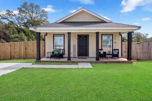 Exterior - Cozy Pensacola Bungalow • 10 Mins to Downtown • Coffee Bar • Hammocks + Karaoke (Pensacola)