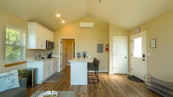 Réfrigérateur, micro-ondes, plaque de cuisson, cafetière/bouilloire