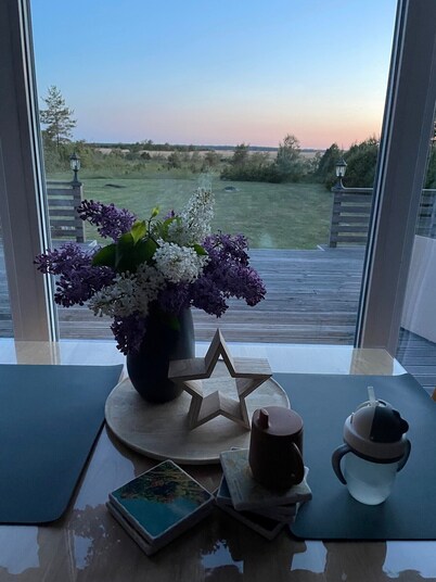 Vacation home with views and access to the Baltic Sea and bathing lake at the rear