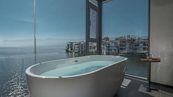 Habitación senior doble, vista al océano | Tina de hidromasaje privada