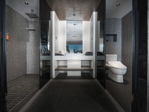 Senior Double Room, Ocean View | Bathroom | Free toiletries, hair dryer, slippers, towels - Mangshu Taotangzhiqiu Seaview Hotel (Dali)