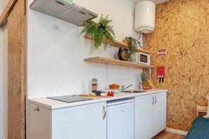 Réfrigérateur, micro-ondes, plaque de cuisson, cafetière/bouilloire