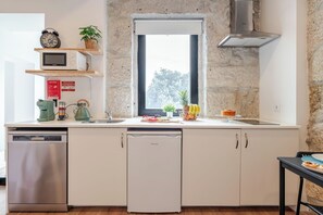 Réfrigérateur, micro-ondes, plaque de cuisson, lave-vaisselle