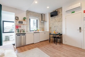Réfrigérateur, micro-ondes, plaque de cuisson, lave-vaisselle